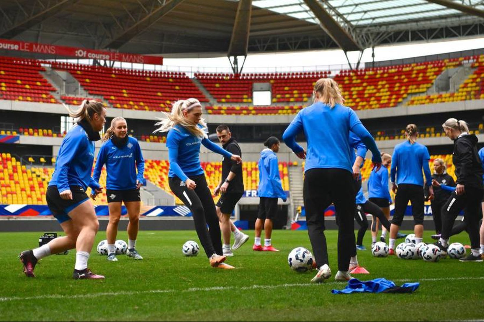 Frakkland Íslenska landsliðið á æfingu á Stade Marie-Marvingt í Le …