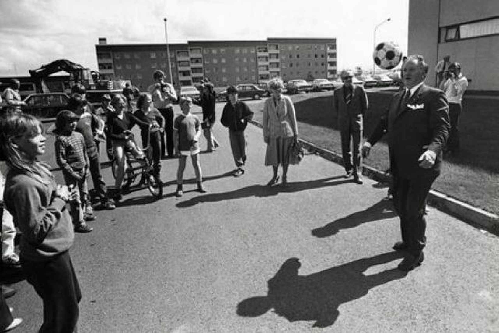 Albert sýnir ungviði hvernig bera skulil sig að með boltann.