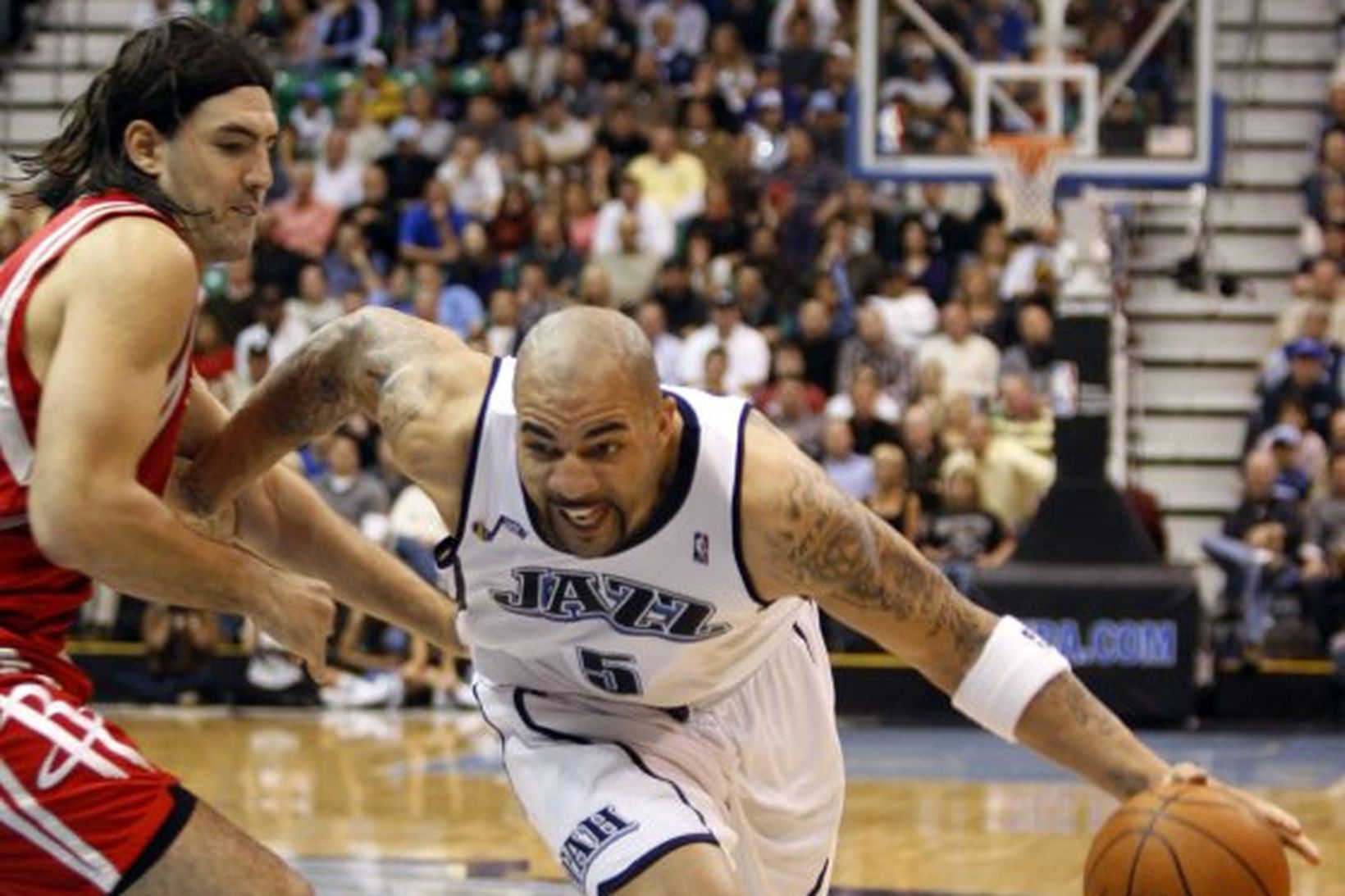 Carlos Boozer hjá Utah fer framhjá Luis Scola, Argentínumanni í …