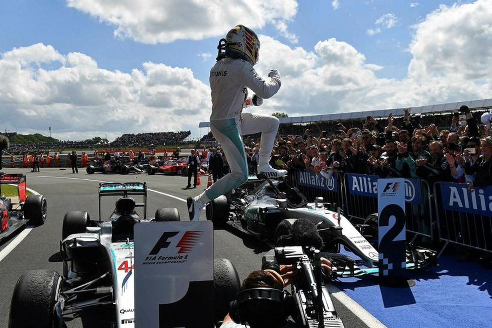 Lewis Hamilton fagnar sigri í heimakappakstri sinum í Silverstone.