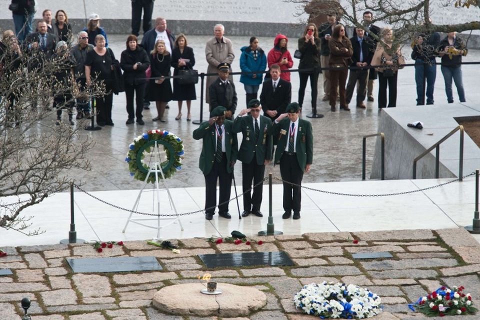 Fyrrverandi hermenn votta John F. Kennedy virðingu sína í Arington kirkjugarðinum.