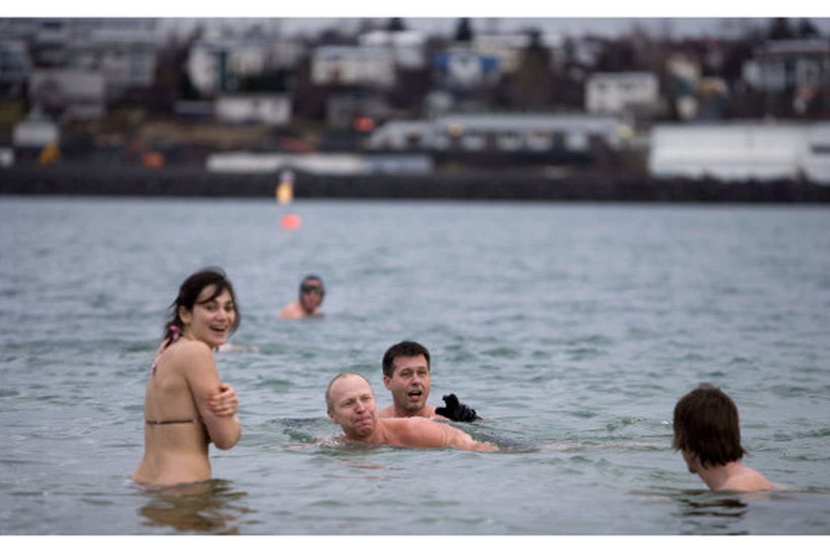 Sá hópur sem fer reglulega í Nauthólsvík til að synda …