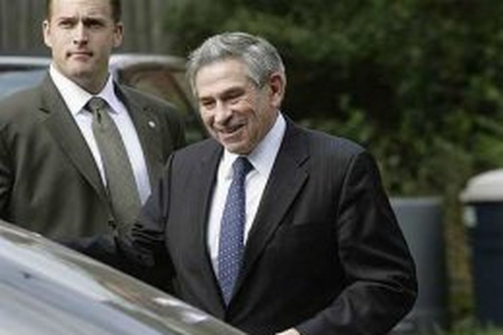 Paul Wolfowitz yfirgefur hús sitt í Maryland í dag.