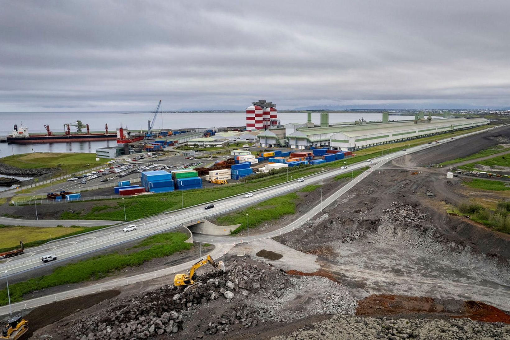 Unnið er að því að tvöfalda Reykjanesbrautina við Straumsvík og …