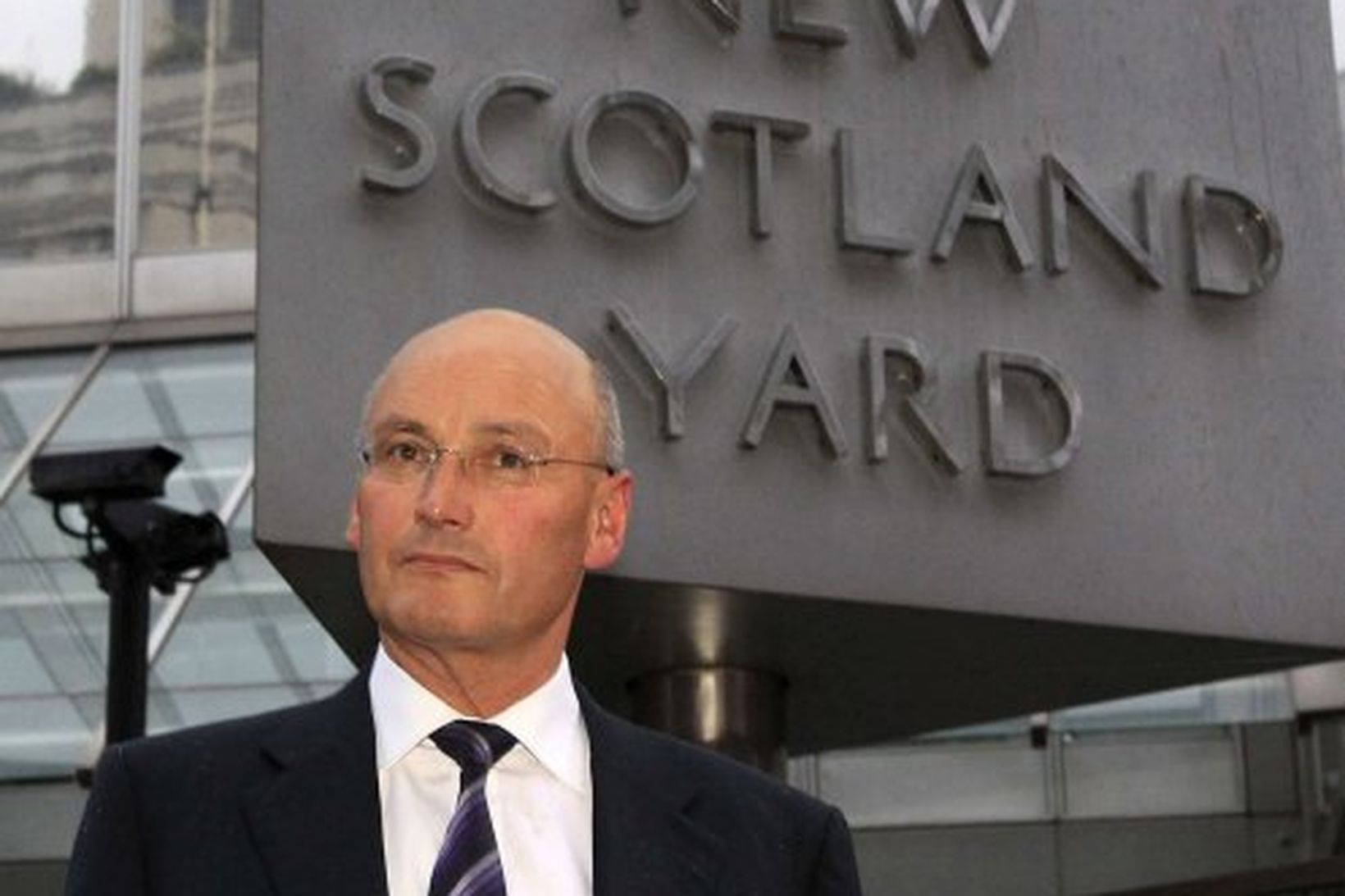 Paul Stephenson yfirgefur skrifstofu Scotland Yard eftir að hafa sagt …