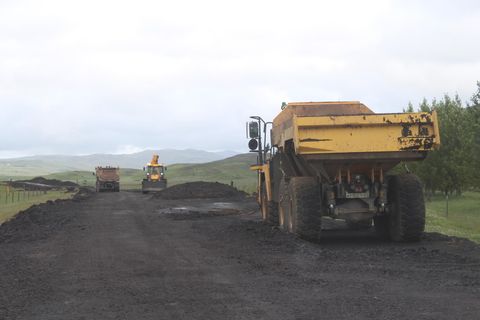 Framkvæmdir við veginn eru hafnar þó virkjunarleyfi sé ekki enn í höfn.