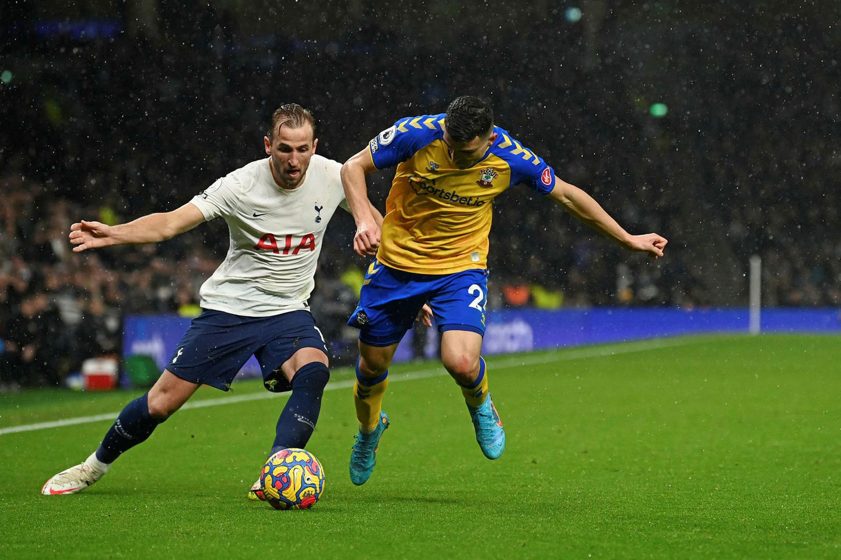 Harry Kane og Mohamed Elyounoussi eigast við í kvöld.