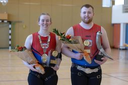 Kristín Embla Guðjónsdóttir og Hákon Gunnarsson með Freyjumenið og Grettisbeltið.