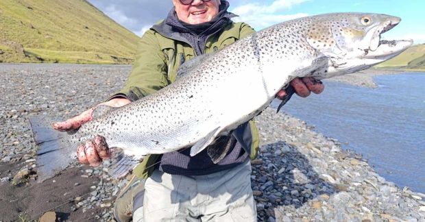 Bragi Sverrisson með magnaðan sjóbirting sem hann fékk í Kerlingadalsá skammt neðan Ármótanna, fyrr í …