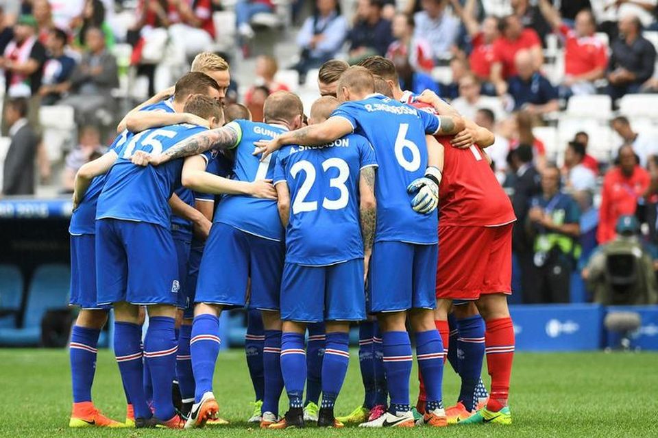 Leikmenn íslenska liðsins stappa stálinu í hvor annan í Marseille í dag.