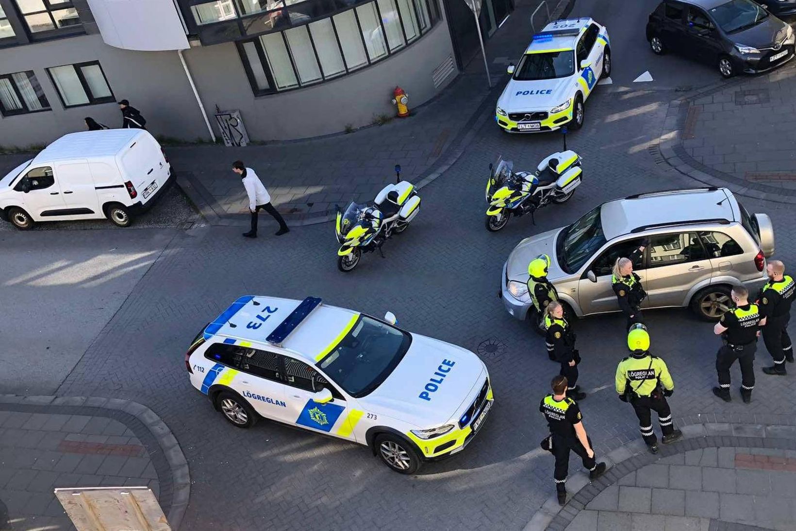 Fjöldi lögreglumanna var á svæðinu en engar upplýsingar hafa fengist …