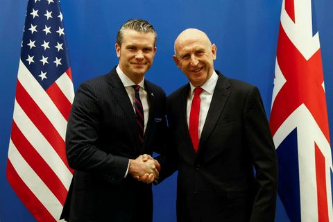 Breski varnarmálaráðherrann John Healey (t.h.) tekur í hönd bandaríska starfsbróðurins Pete Hegseth á NATO-fundinum í …