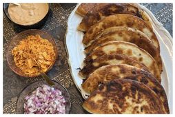 Quesadillas með pulled pork, rjómaosti og cheddar osti borið fram með söxuðum rauðlauk, tortillaflögum og …