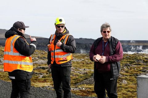 Þorvaldur Þórðarson eldfjallafræðingur (til hægri) á Reykjanesskaga í apríl.