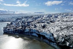 Einar segir að oftast hrynji úr hellum og gjám í Breiðamerkurjökli í lok sumars eða …