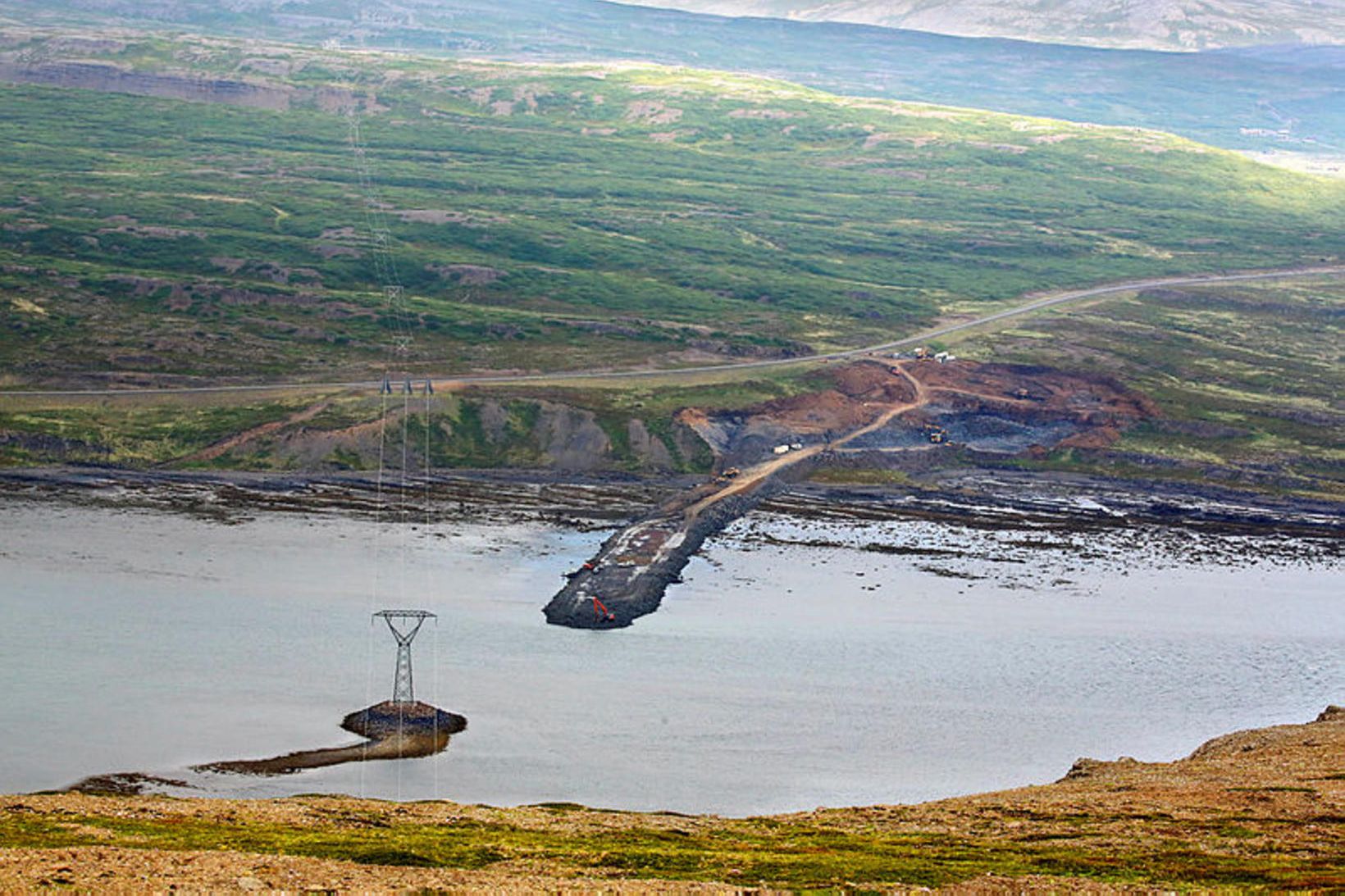 Þorskafjörður. Vegfyllingin er komin út í miðjan fjörð. Þar verður …