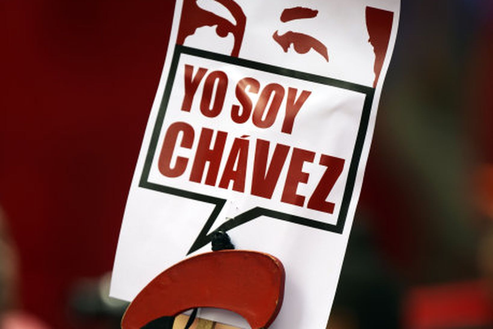 Einn af stuðningsmönnum Hugo Chavez með fána sem á stendur: …