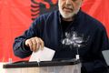 Edi Rama Leiðtogi sósíalistaflokks Albaníu greiðir atkvæði í Tírana.