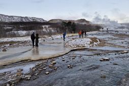 Ferðamenn á Geysissvæðinu í hálkunni um síðustu helgi.