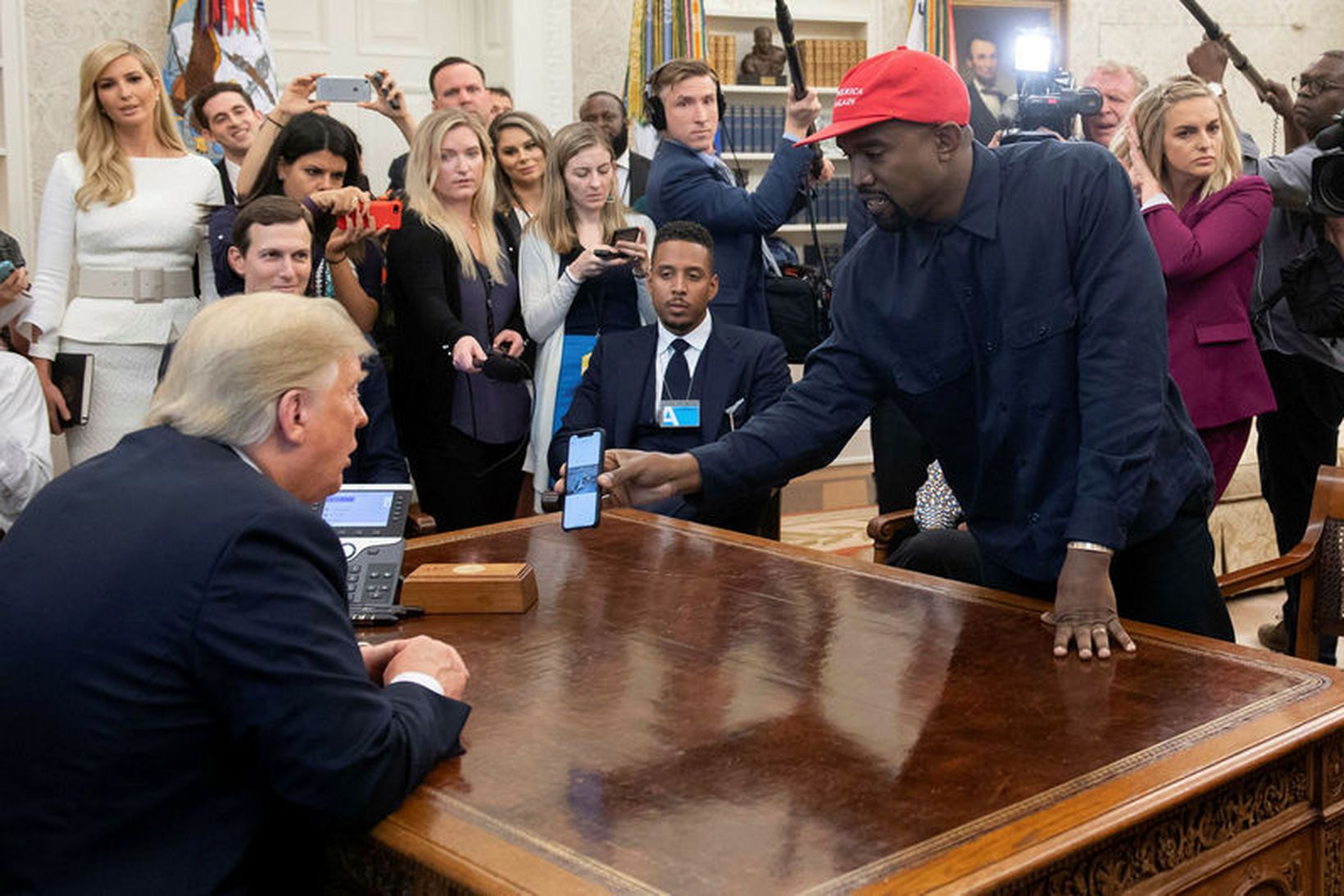 Donald Trump Bandaríkjaforseti tekur hér á móti tónlistarmanninum Kanye West …