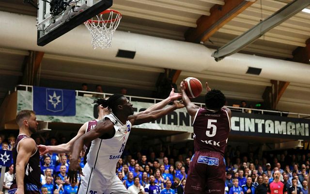 Shaquille Rombley í baráttu við Dedrick Basile í öðrum leik Stjörnunnar og Tindastóls.