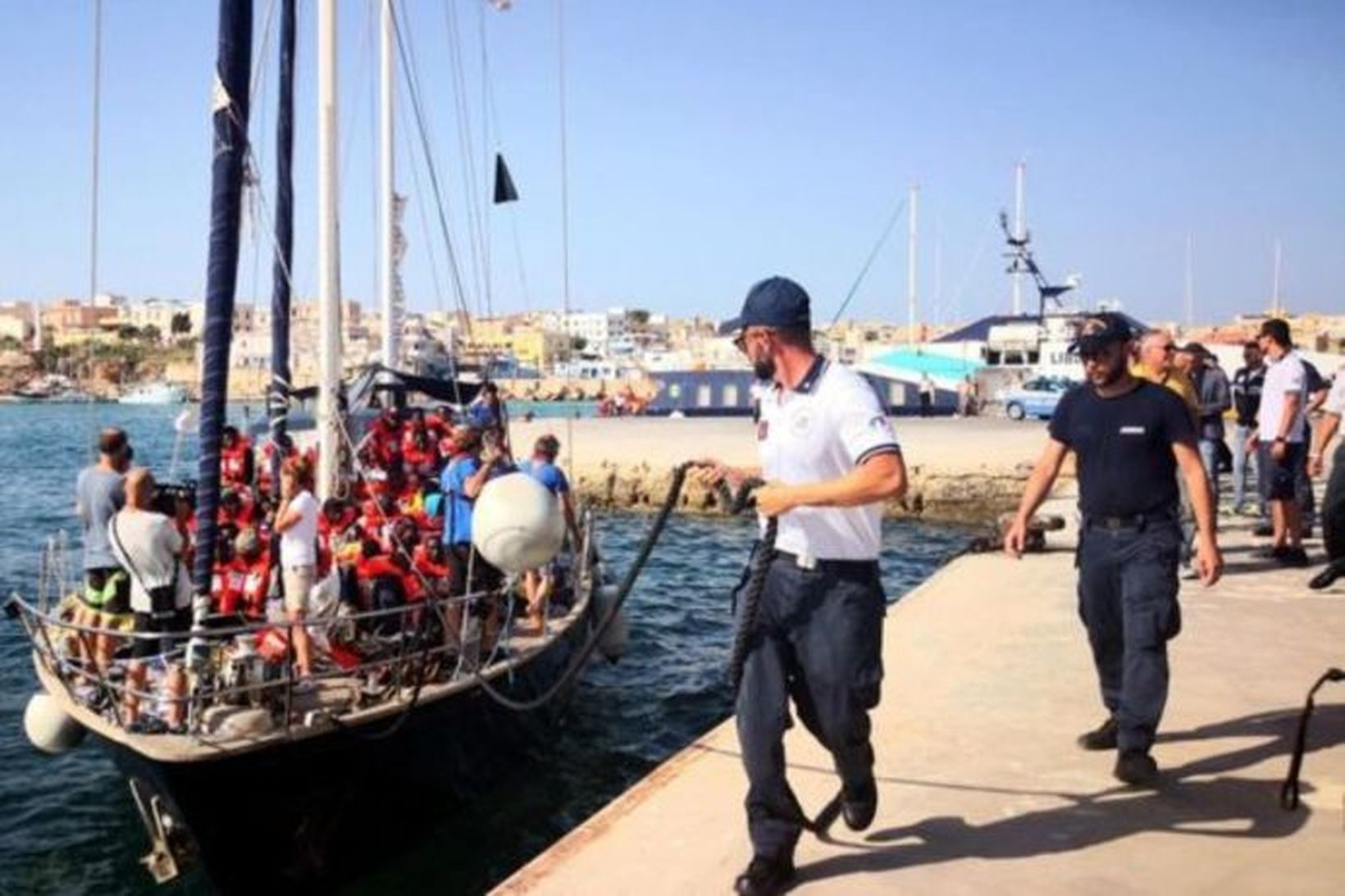 Björgunarskútan The Alex leggst við bryggju á ítölsku eyjunni Lampedusa …