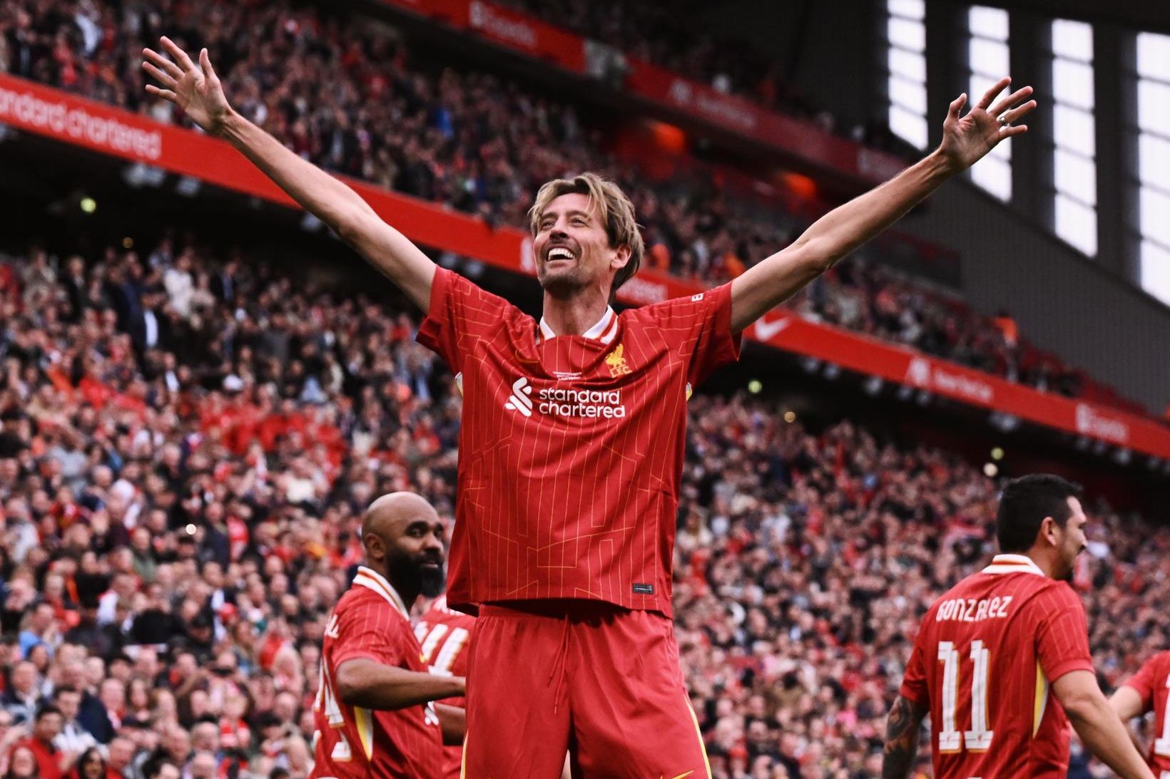 Peter Crouch fagnar öðru marki sínu í gær.