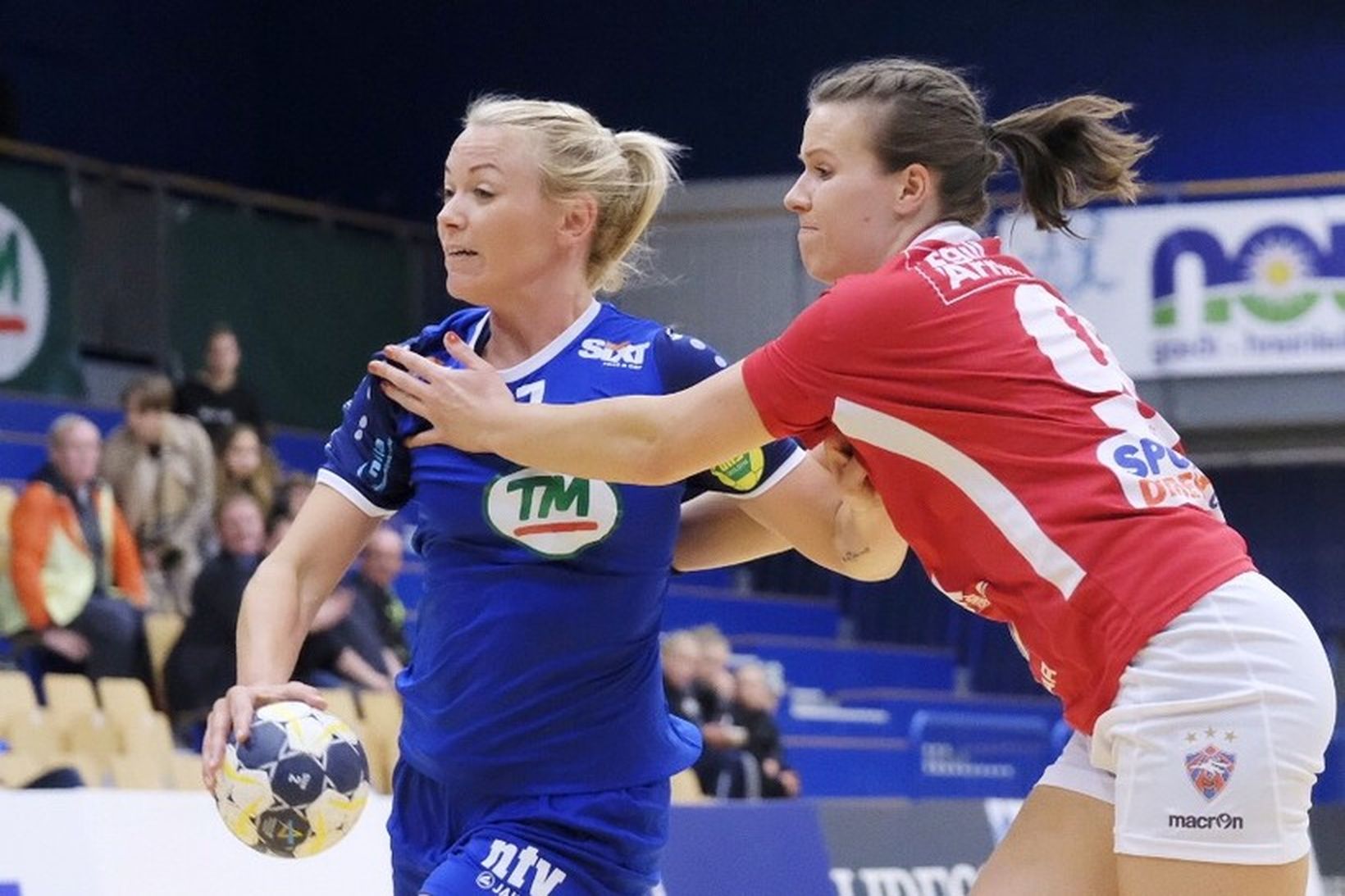 Rakel Dögg Bragadóttir og Valskonan Diana Satkauskaite eigast við.