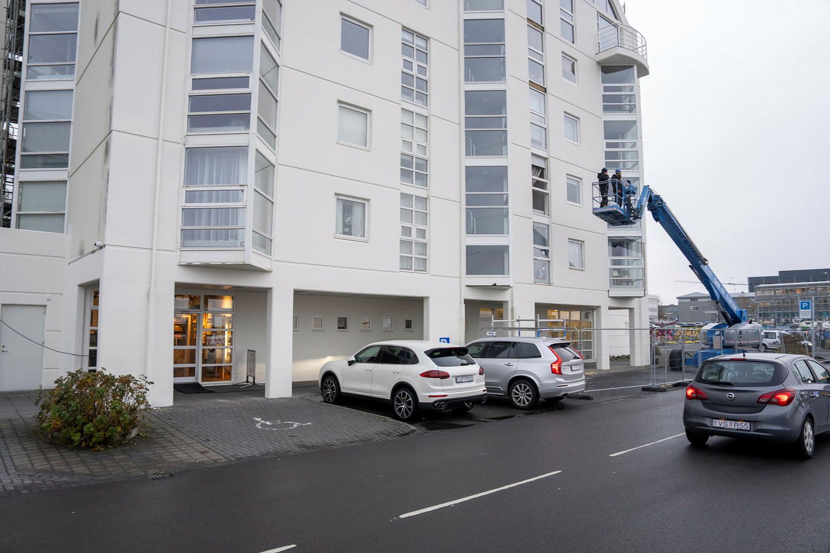 Breytingar á gjaldtöku bílastæða og ný strætóstoppistöð hafa valdið tekjutapi …